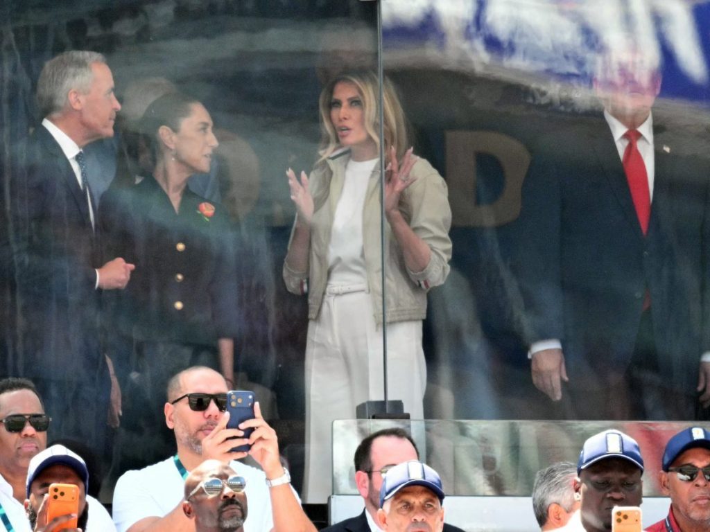 Fotografías de AFP lo muestran entre los asistentes ubicados cerca del palco donde estuvieron autoridades como Donald Trump, Melania Trump, Claudia Sheinbaum, Mark Carney y Gianni Infantino.