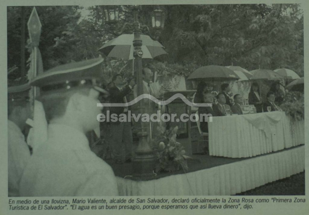 La primera etapa del proyecto de renovación de la Zona Rosa fue inaugurada en julio de 1996 con nuevas aceras, faroles y mobiliario urbano. Foto de archivo / El Diario de Hoy.