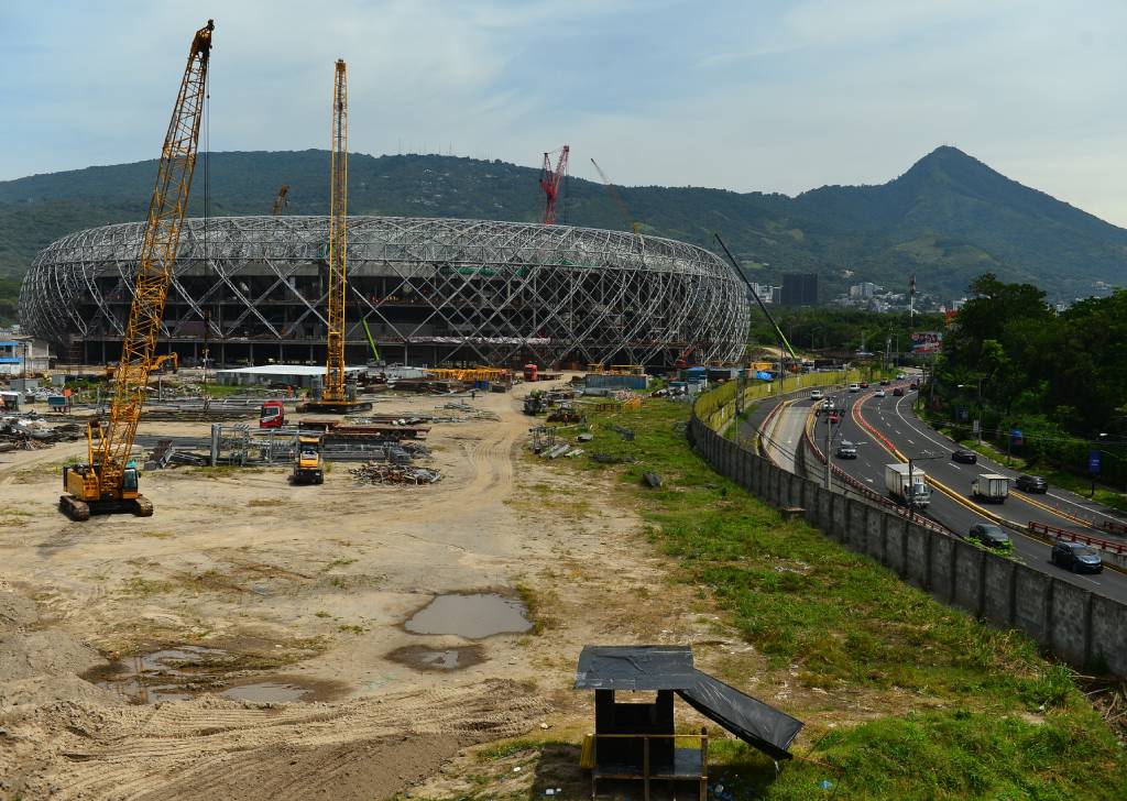 Vista panorámica del terreno de 175,960 metros cuadrados donde se edifica la infraestructura del estadio, mostrando la magnitud de la superficie y las áreas de construcción.