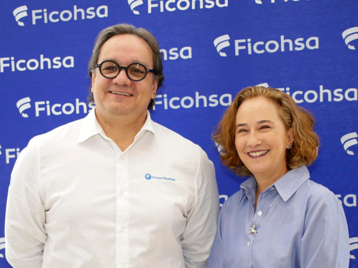 El vicepresidente de Comunicación Corporativa de Ficohsa, Germán Castañeda (i), posa junto a la vicepresidenta regional de Talento Humano de Ficohsa, Ana María Rubio. Foto EFE