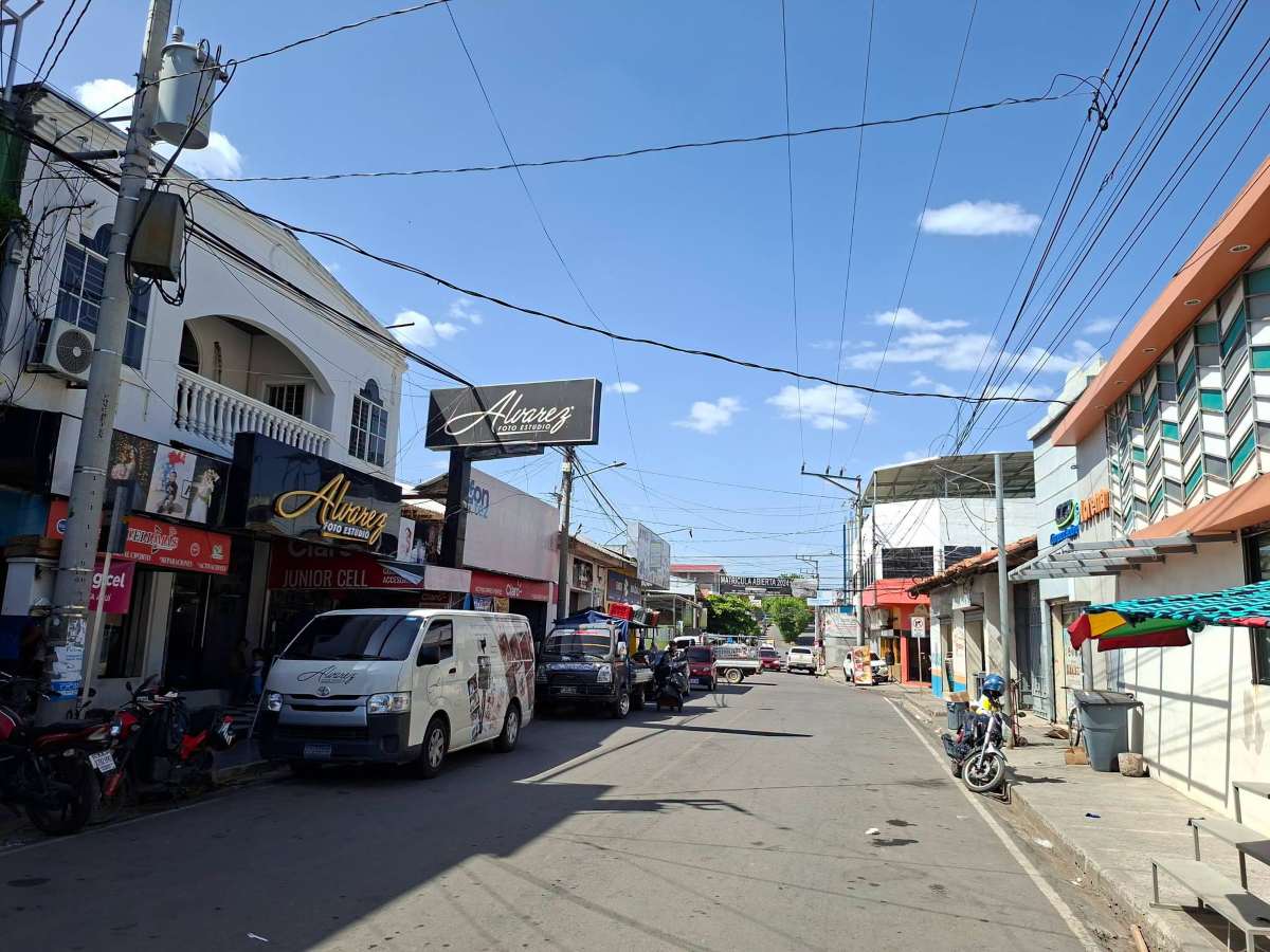 3ra Avenida Sur, del Obelisco al Boulevard Emmanuel en Santa Rosa de Lima