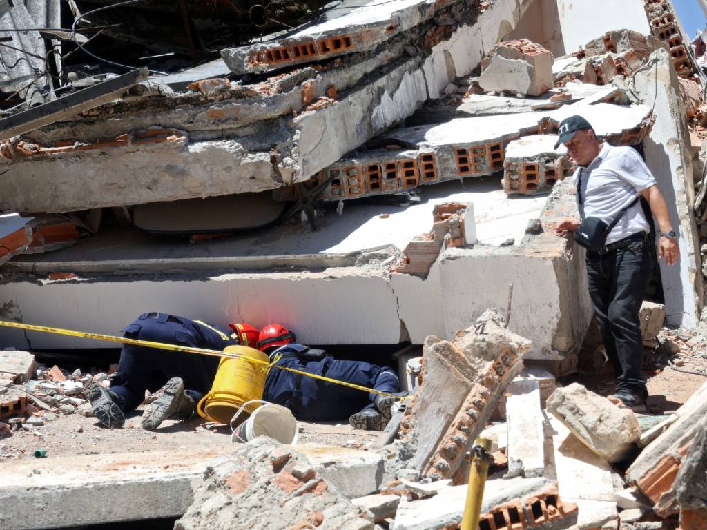 Rescatistas inspeccionando escombros y restos de concreto en Manizales tras el sismo.