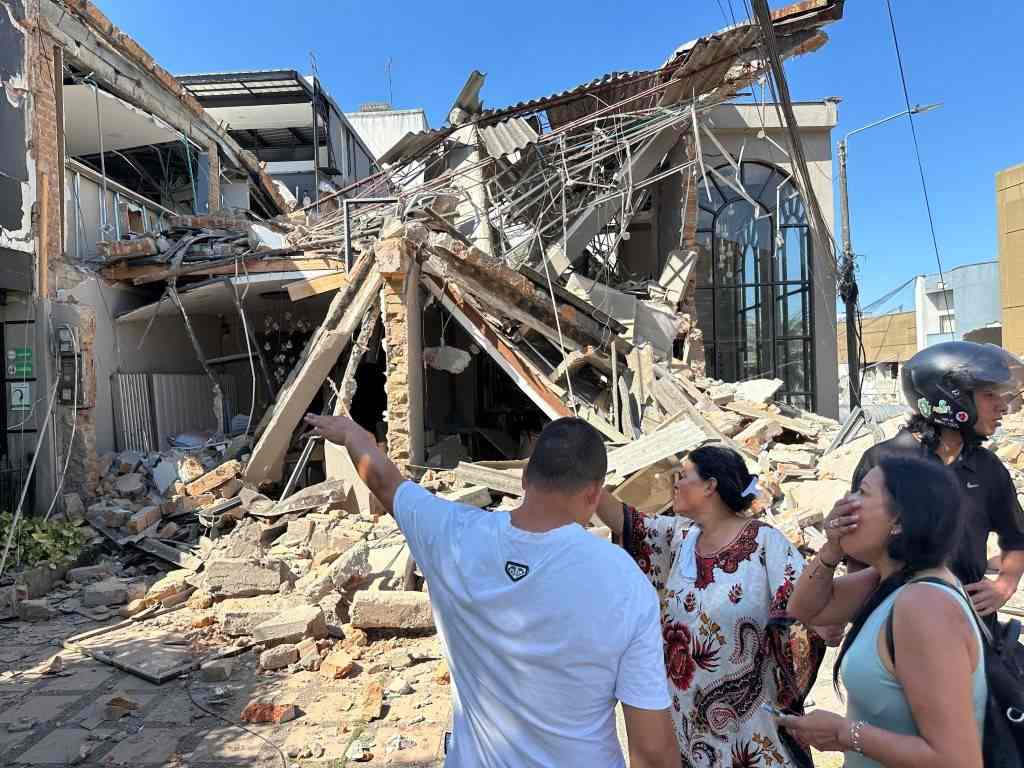 Multitud evacuada en las calles tras un fuerte terremoto en Colombia.