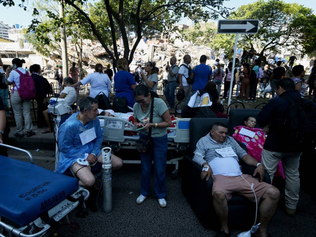 Personal de salud atiende a varias personas heridos cerca de un edificio colapsado en Cali.