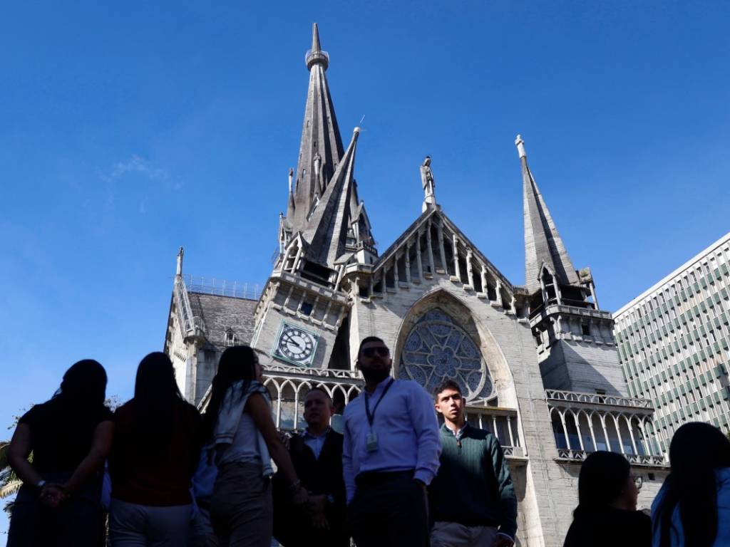 Fachada y torres de la Catedral de Manizales con afectaciones visibles por el sismo.
