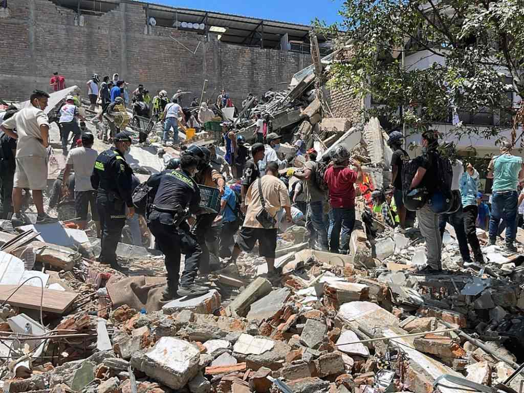 Tras las revisiones iniciales, las autoridades confirmaron una magnitud definitiva de 7,4 para el sismo.