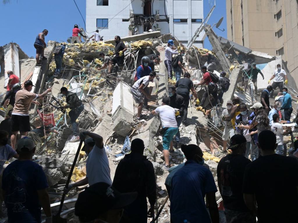 Búsqueda de sobrevivientes tras el colapso de un edificio por el terremoto en Cali.