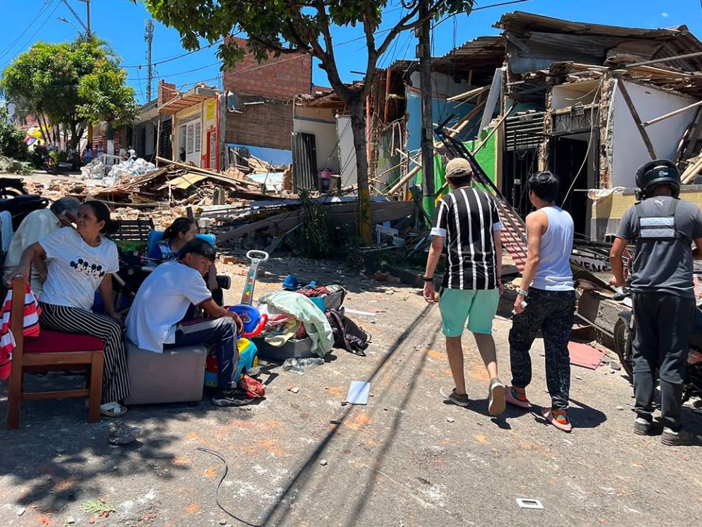Ciudadanos evacuados en la vía pública en Pereira después del terremoto.