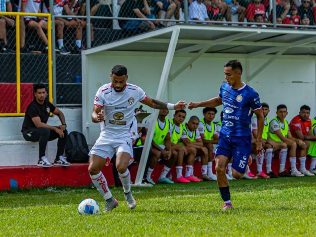 Atlético Balboa e Isidro Metapán empataron sin goles en el estadio Marcelino Imbers. Foto: cortesía