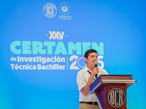 Axel Fernando Zepeda Calderón obtuvo el primer lugar del Certamen de Investigación Técnica Bachiller 2026 por su ensayo sobre seguridad y economía.