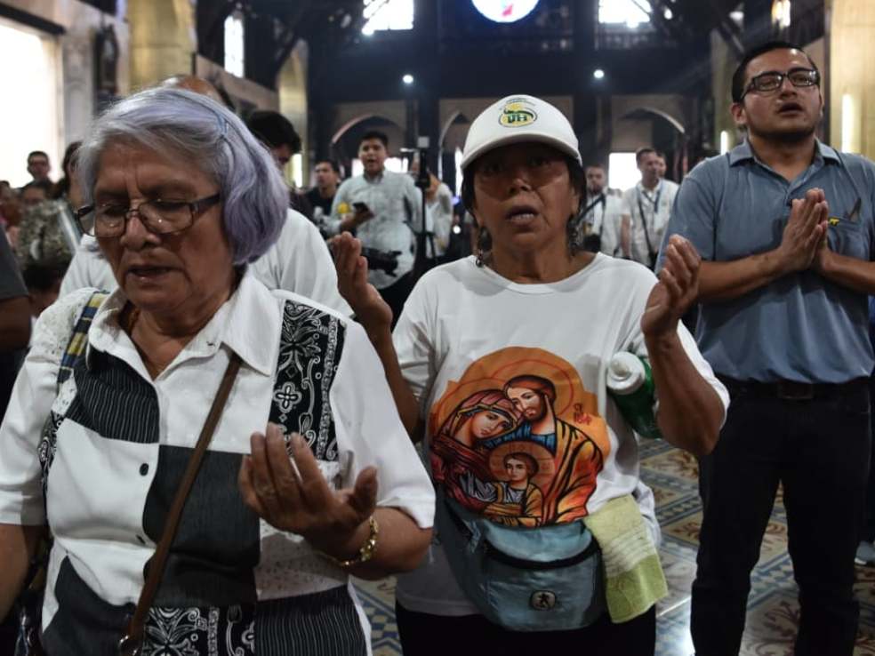 El Centro Histórico de San Salvador se llena de fieles durante la procesión previa al tradicional acto de la Transfiguración.
