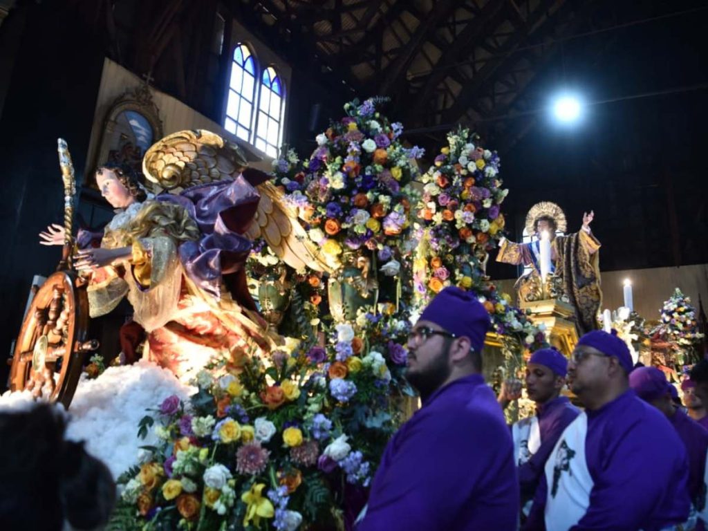 Cientos de feligreses acompañan la procesión del Divino Salvador del Mundo durante su recorrido por el Centro Histórico de San Salvador.