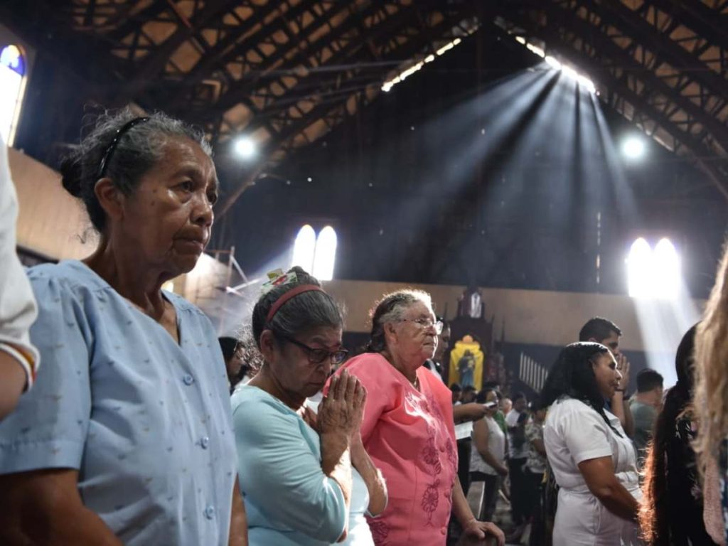 Familias y devotos acompañan al patrono de San Salvador en una de las principales actividades religiosas de las fiestas agostinas.