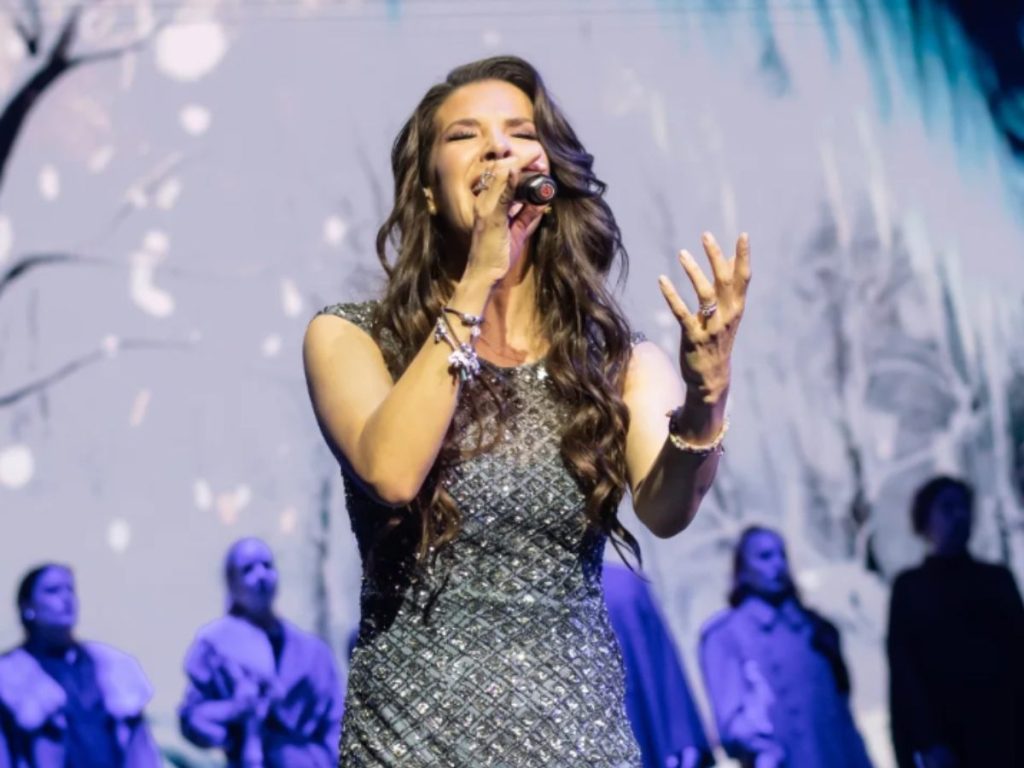 Carmen Sarahí, cantante y actriz mexicana conocida por interpretar la voz oficial de Elsa para Latinoamérica. Foto Redes Sociales