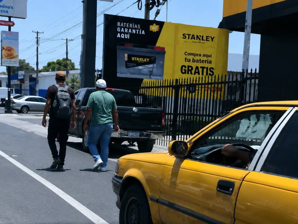Carro-taxi-peatones