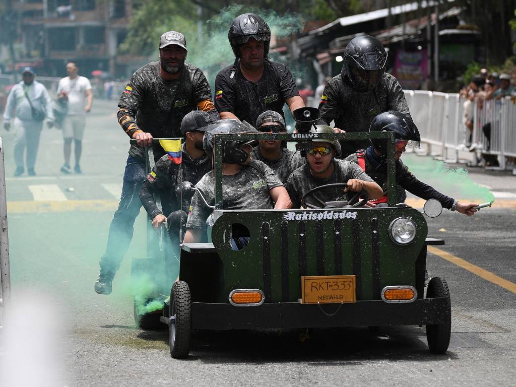 Deportistas en distintas modalidades de gravedad y carros de rodillos descienden juntos por la vía de Medellín.