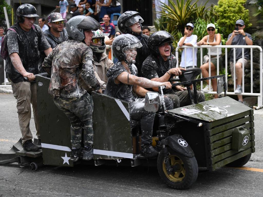 Pilotos con trajes de superhéroes y personajes animados combinan sus disfraces con la temática de cada carro.