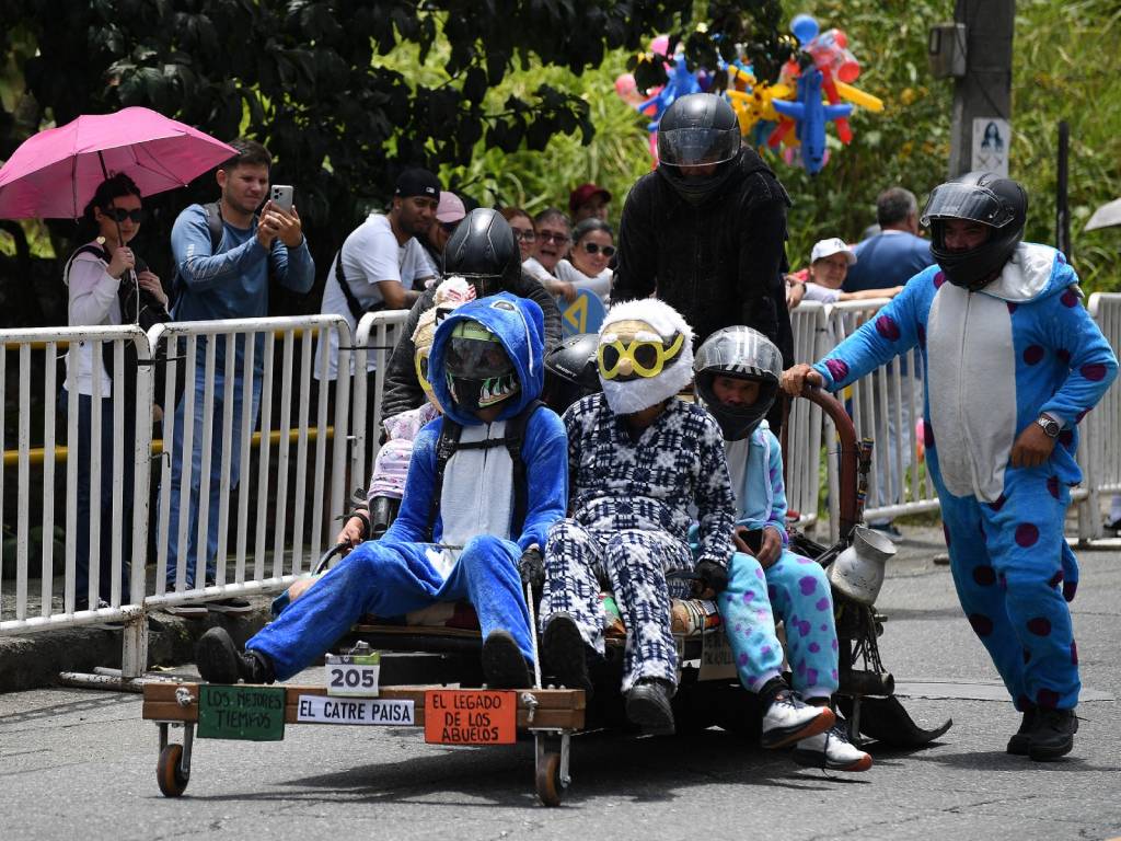 Participantes y organizadores en la línea de salida luciendo distintivos del INDER de Medellín, Colombia.