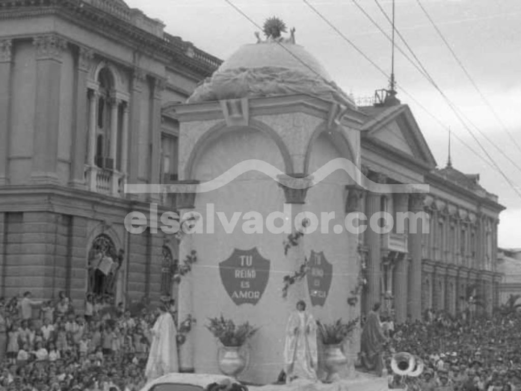 Cientos de feligreses se hicieron presentes a la Transfiguración del Divino Salvador del Mundo en agosto de 1970. Fotografía de archivo