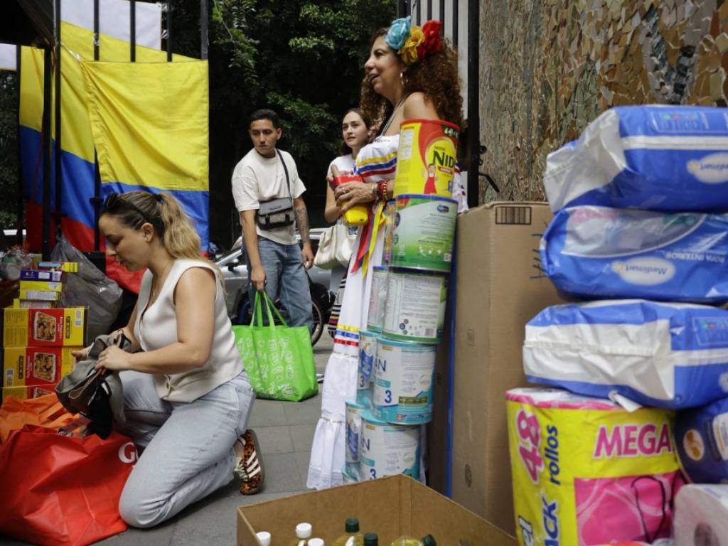 La comunidad instaló un centro de acopio tras el sismo del 10 de agosto para reunir víveres hacia Colombia.
