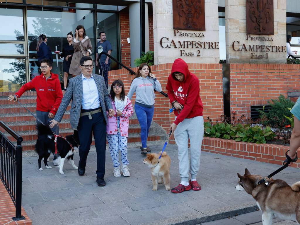 Personas evacuadas en una acera tras el terremoto de las 07:34 a. m. en Colombia