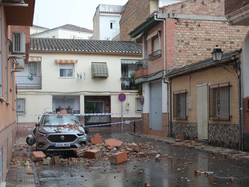 Residentes en las calles del área metropolitana de Granada tras el nuevo movimiento sísmico.