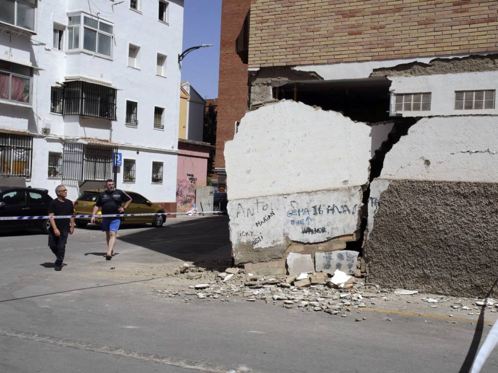 Personas evacuadas reunidas en la calle tras la cadena de terremotos registrados en Granada.