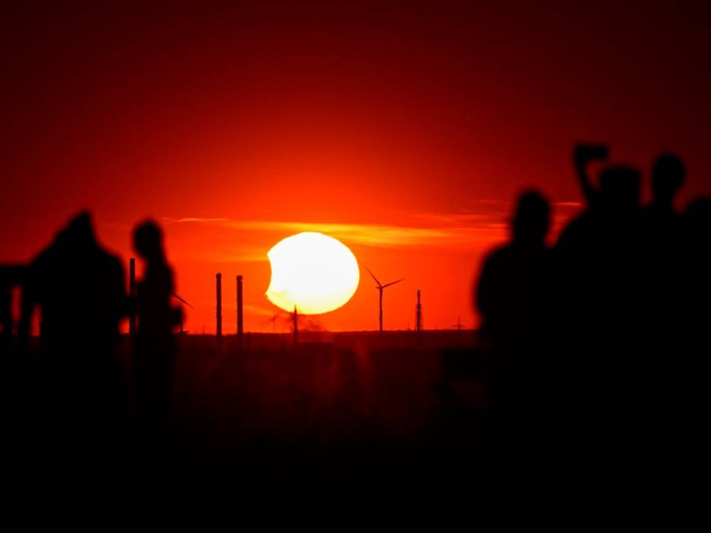 Miles de personas reunidas en el parque paisajístico Halde Hoheward de Herten para observar el eclipse solar parcial.