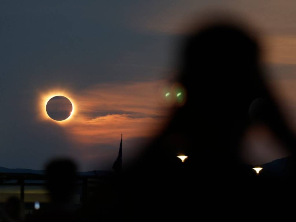 La corona solar resplandece brillante alrededor de la Luna durante el eclipse solar total en la playa de Arenal en Llucmajor, Mallorca.