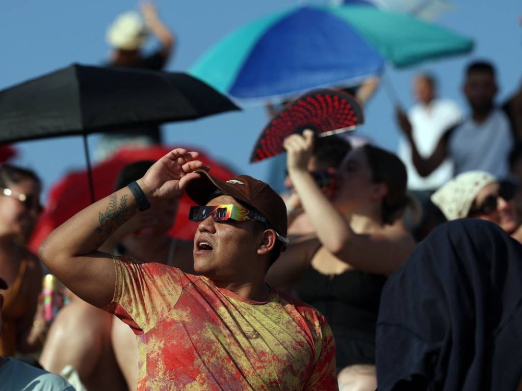 Una multitud contempla el cielo diurno oscurecido por un eclipse solar total en España.