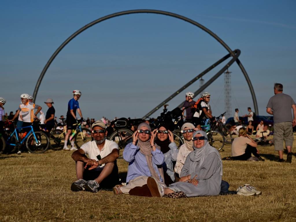 En el parque paisajístico Halde Hoheward, en Herten, Alemania, fue el punto de encuentro para observar el eclipse.