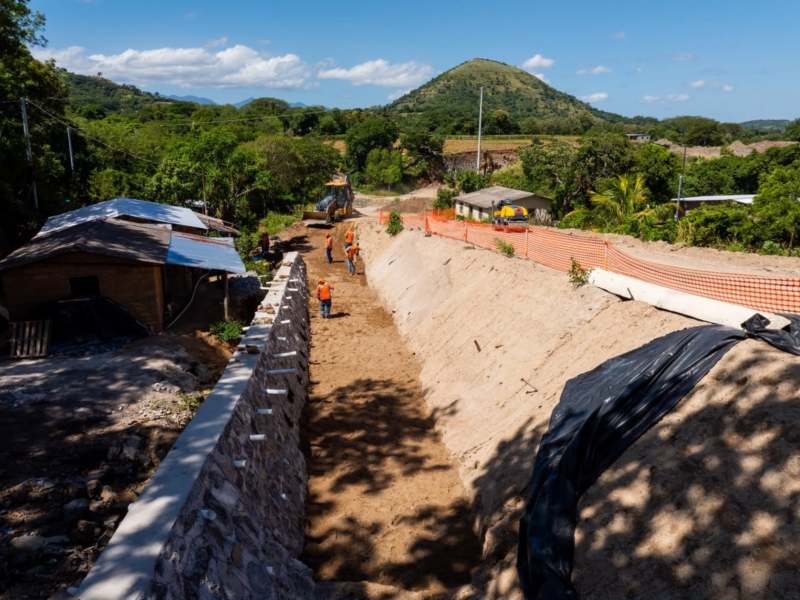Los trabajos de pavimentación continúan entre El Coco y La Magdalena, en Santa Ana, como parte de la ruta hacia la frontera con Guatemala. Foto/ MOP