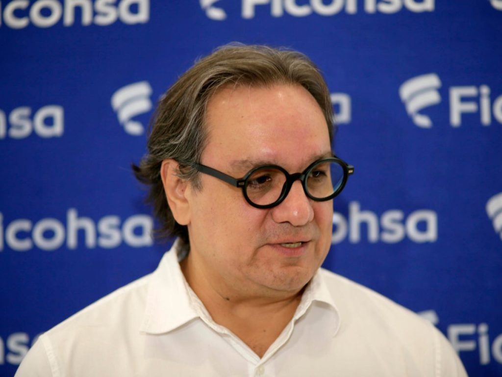 El vicepresidente de Comunicación Corporativa de Ficohsa, Germán Castañeda, habla durante una entrev