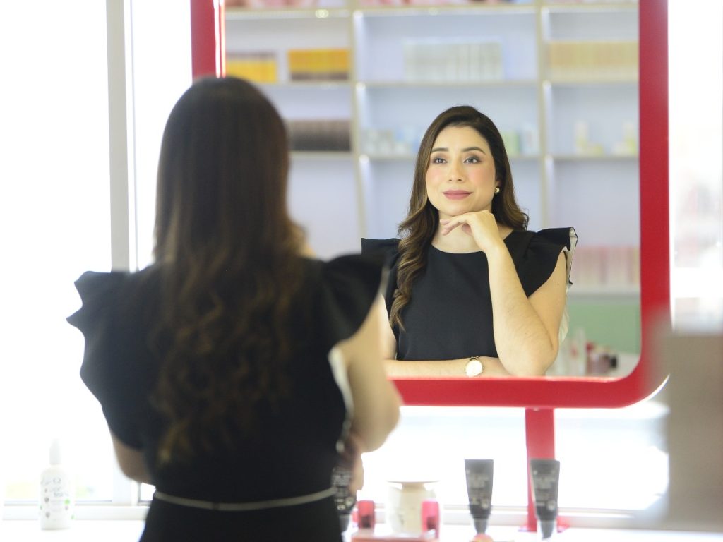 La historia de Elizza Ramírez también está marcada por la constancia: pasó de vender maquillaje en sus ratos libres a dirigir una empresa con presencia física y digital.