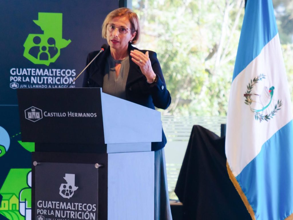 Fotografía cedida por el programa integral Guatemaltecos por la Nutrición que muestra a una mujer co (2)
