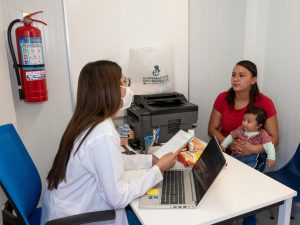 Fotografía cedida por el programa integral Guatemaltecos por la Nutrición que muestra a una mujer con su hijo. Foto EFE