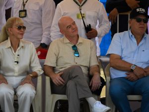 Gianni Infantino junto a Dilian Francisca Toro y Ramón Jesurún durante una visita a un complejo deportivo en Cali.