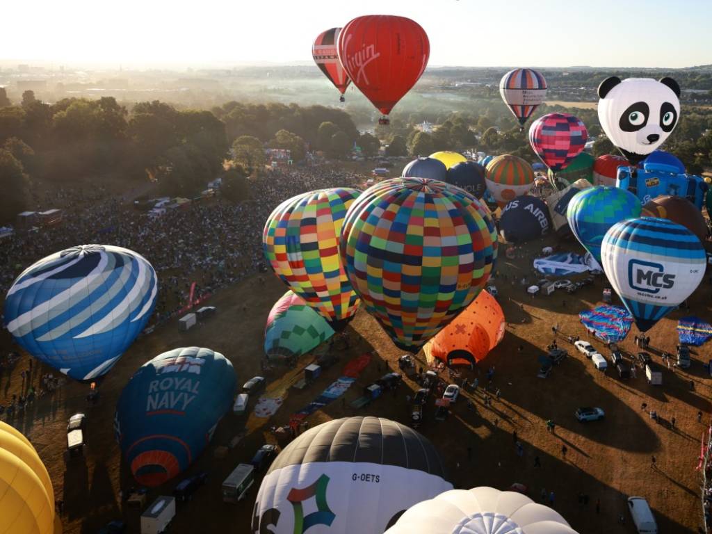 Diversos globos, como un oso panda y el de Virgin, se elevan.