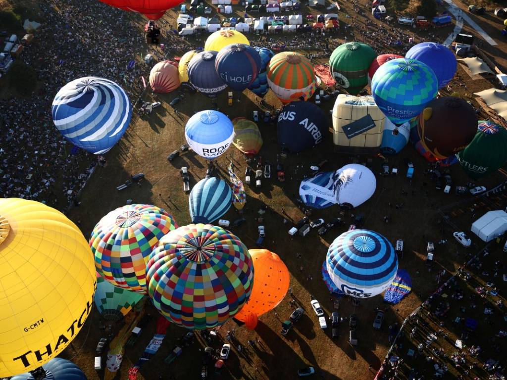 Fotografía de globos aerostáticos en vuelo representando la larga tradición del festival de Bristol.