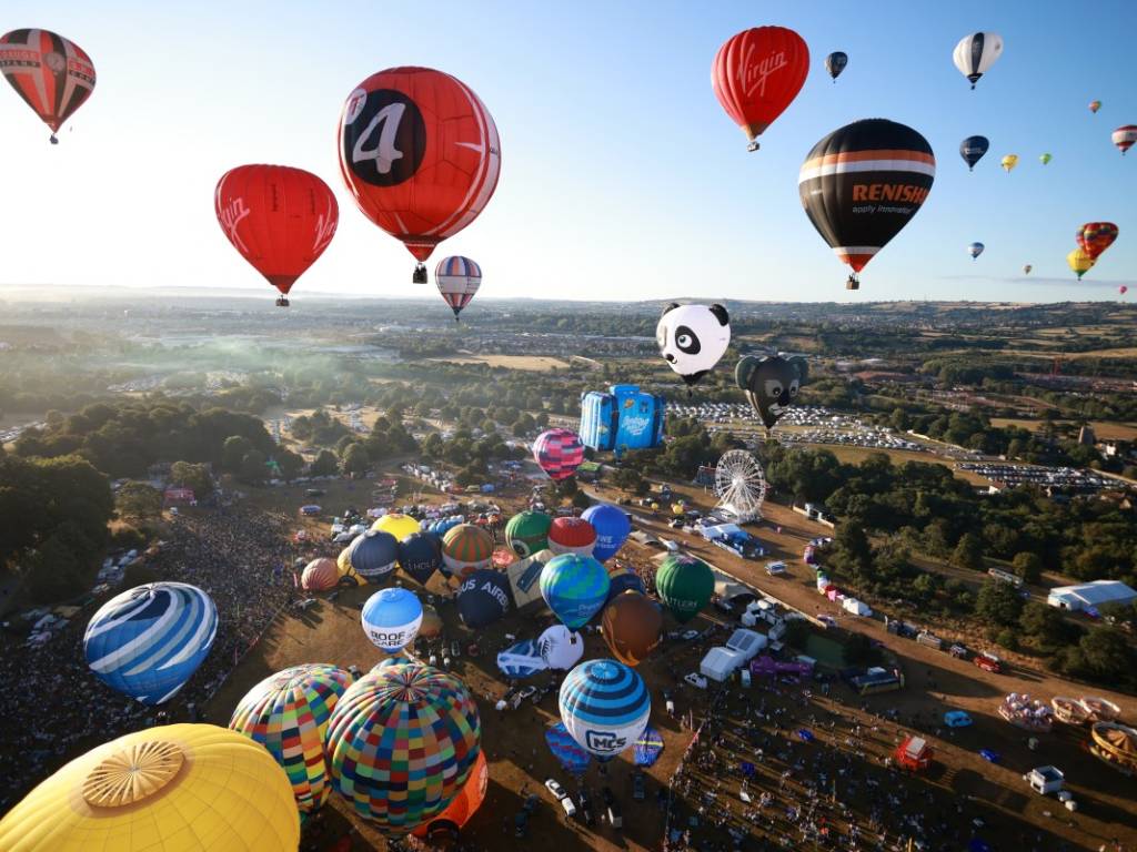 Ascenso masivo de globos al amanecer en el festival de Bristol, Inglaterra.