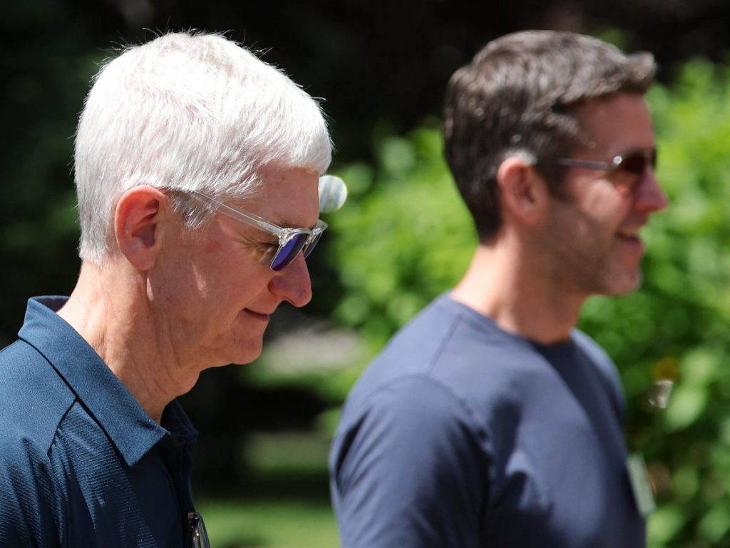 (De izquierda a derecha) El director ejecutivo de Apple, Tim Cook, y el vicepresidente sénior de Apple, John Ternus, asisten a la Conferencia Allen & Company Sun Valley en el Sun Valley Lodge el 9 de julio de 2026 en Sun Valley, Idaho. 