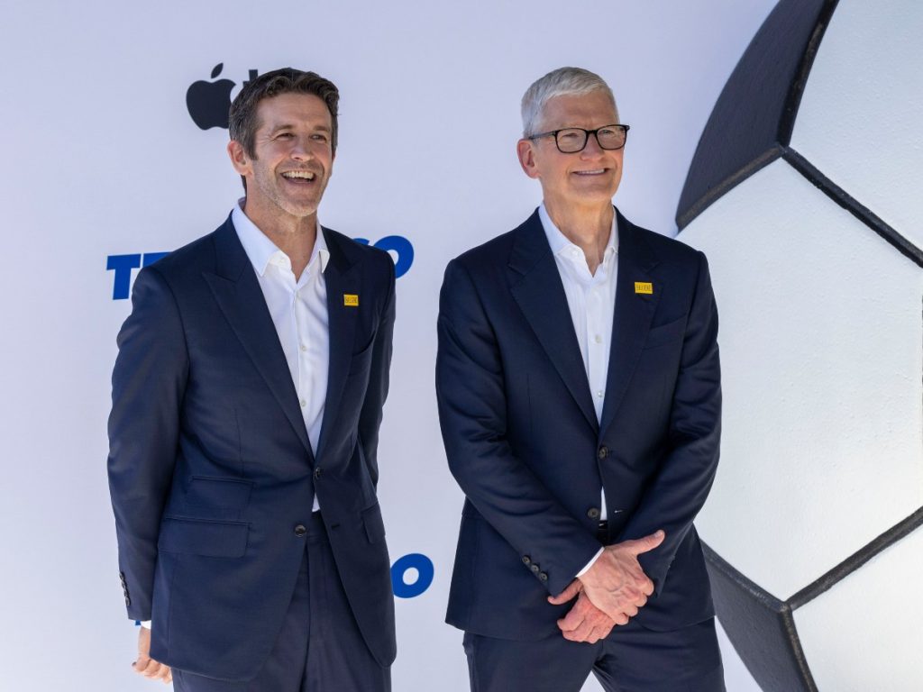 Fotografía de archivo de John Ternus (izquierda) y Tim Cook (derecha), líderes de la tecnológica estadounidense Apple. EFE/EPA/JILL CONNELLY