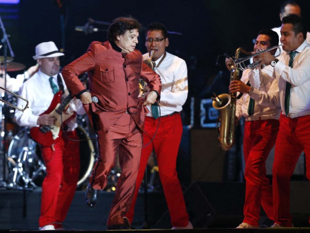 Juan Gabriel murió el 28 de agosto de 2016 en Santa Mónica, California. Diez años después, persisten teorías que aseguran que el cantante sigue vivo.
