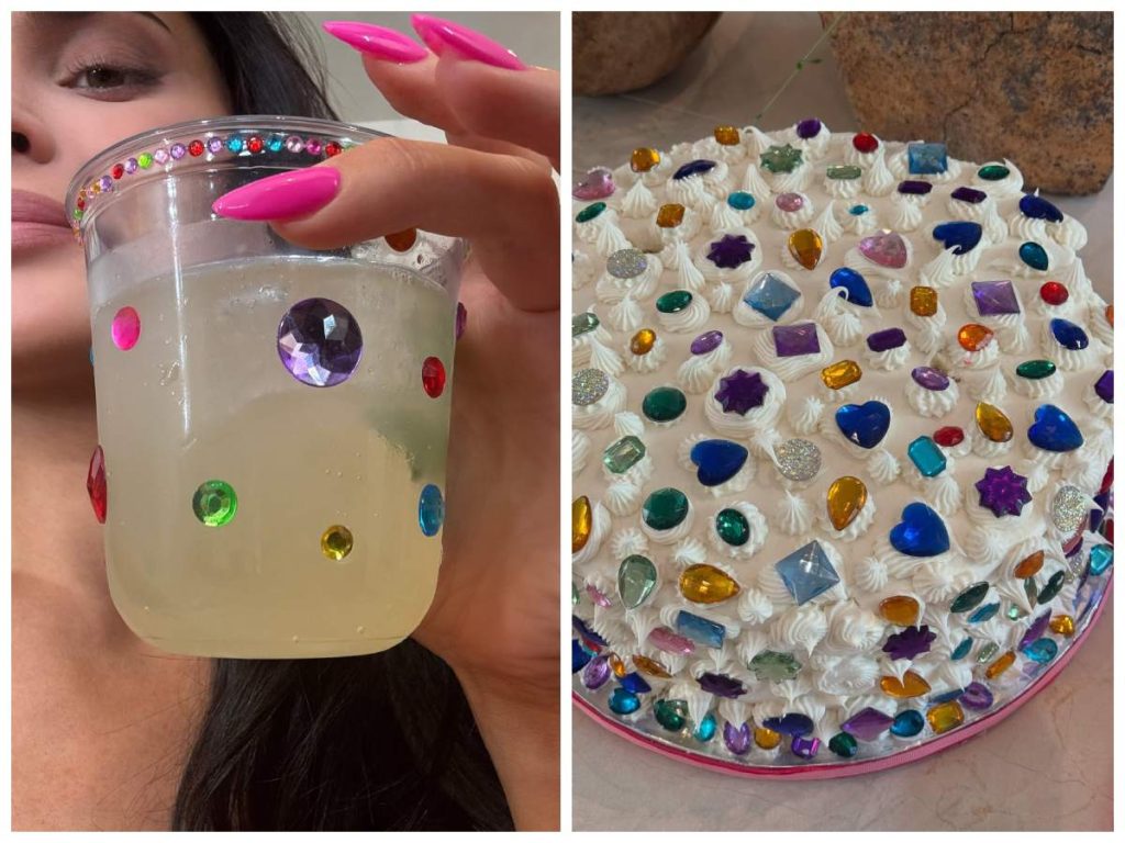 En su cumpleaños, Kylie Jenner llevó el bedazzling hasta los detalles: vasos y pastel decorados con cristales de colores reforzaron la estética de la celebración.