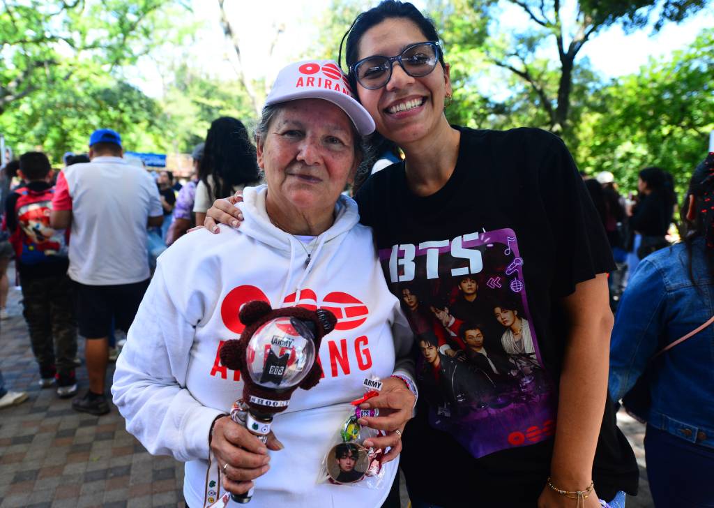 Blanca de González y su hija Margarita sonriendo juntas durante la actividad de BTS.