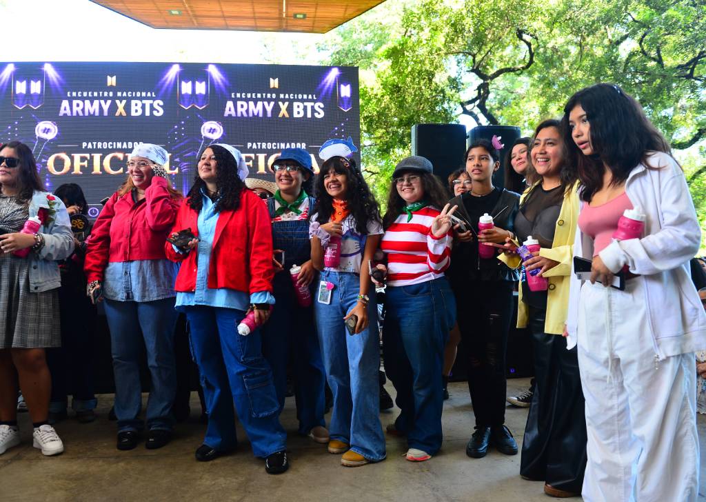 Fans de BTS luciendo sus mejores vestuarios y outfits creativos en la pasarela del evento.