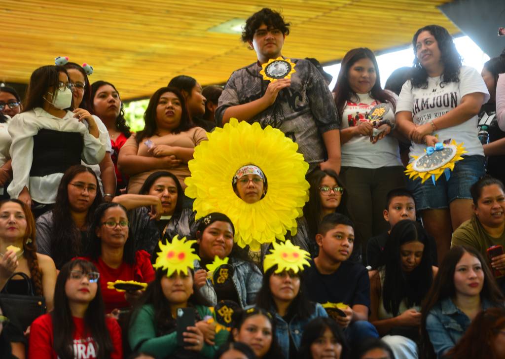 Chicas con vestimenta y accesorios en forma de sol en honor a J-Hope de BTS.