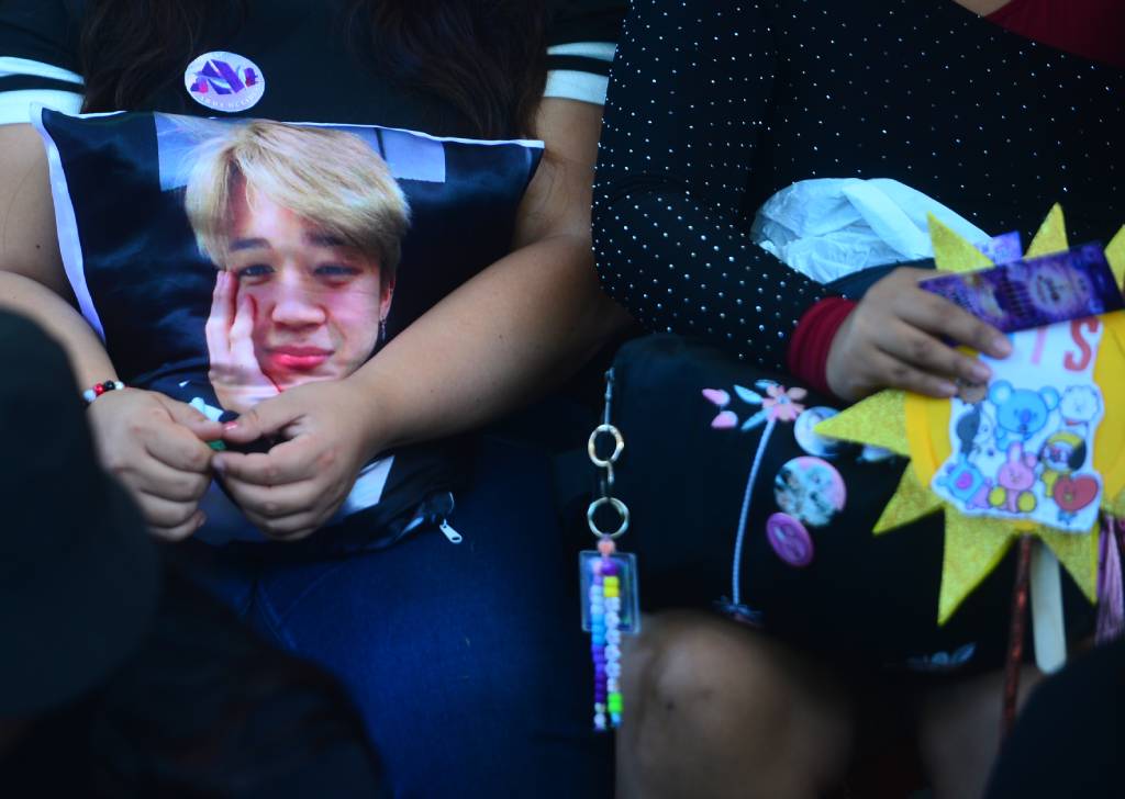 Los fans mostraron cojines, coleccionables y diversos recuerdos que llevaron para celebrar la actividad.