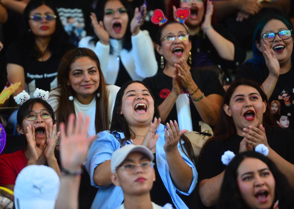 Fans de BTS participando en concursos y dinámicas durante el evento en El Salvador.