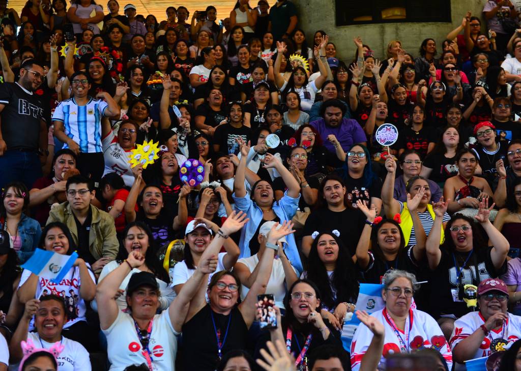 Vista general del recinto lleno de asistentes durante las actividades matutinas del evento.